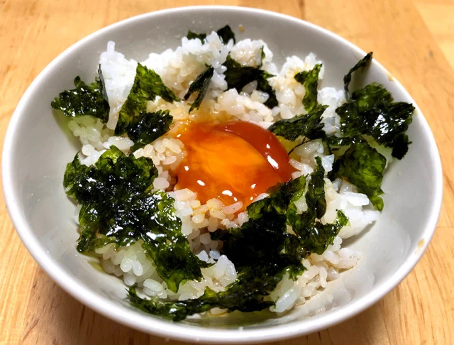 ニンニクTKG「キャンプ場では朝、パンを食べる人が多いんですけど、僕は炊きたてご飯に卵を落としたコレですね」と西村さん。作り方を聞いているだけで、よだれが出てくる!