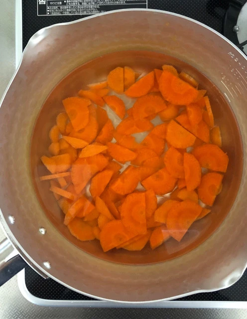 野菜は生のまま冷凍すると解凍後の劣化が激しいので、加熱して酵素の働きを止めてから冷凍する