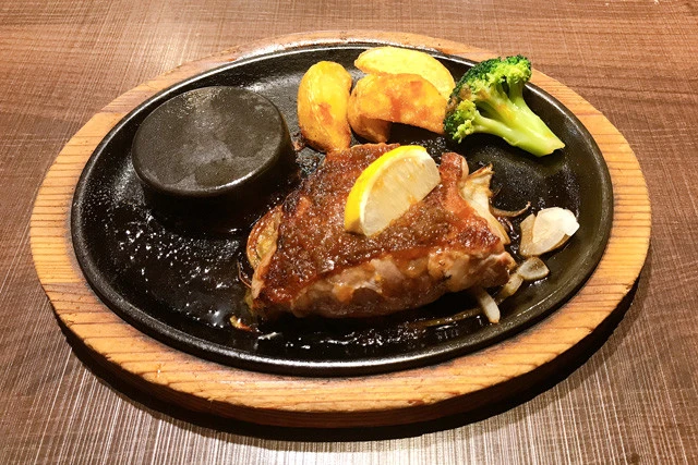 サラダのコーナーにはサラダ野菜のほか冷ややっこやきんぴらなど、和の惣菜も常備。スープ、カレー、ジェラートなど、豊富にそろうサラダバーはステーキチェーン最強クラス