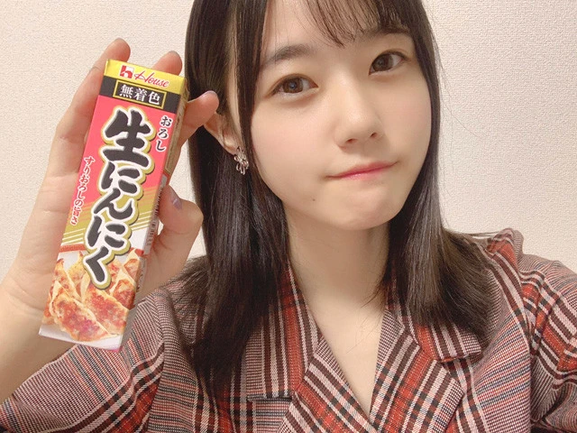 動画配信で衝撃映像が!「ニンニクが好きなのはファンに言ったことがあったので、まさか動画がこんなに話題になるとは......」とのことですが、チューブをチューチュー吸うのはファンにとっても衝撃的では!?