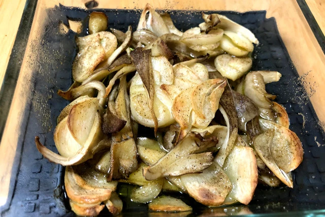 キノコのアヒージョ。瀧野さんオススメメニューのキノコのアヒージョ。なのに、どう見ても主役はニンニク! 確かにキノコは使われているが、ニンニク好きにとって、これくらい入れるのが普通なのだろうか?