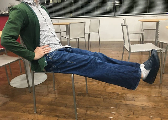 イスに座った状態から足を上げて保持するだけで、立派な運動になる