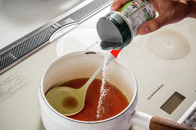 (1)とろみ! めんつゆを通常より若干濃いめに作り、鍋に移したら沸騰しない程度まで温めて火を止める。刻みわさびを溶かしたら、とろみ粉または水溶き片栗粉を入れてとろみをつけよう