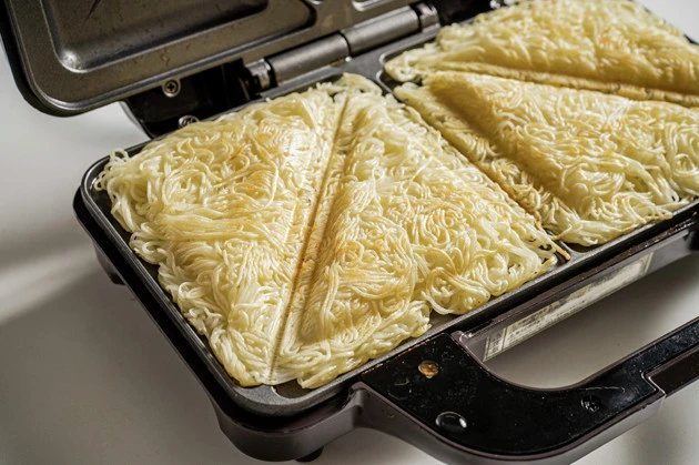 (3)こんがり! 待ち時間は火力によって変わってくるが、表面に焼き色がついたら完成。ホットサンドメーカーにバターを多めに塗っておくと表面が揚げ物のような食感に仕上がるのでオススメ