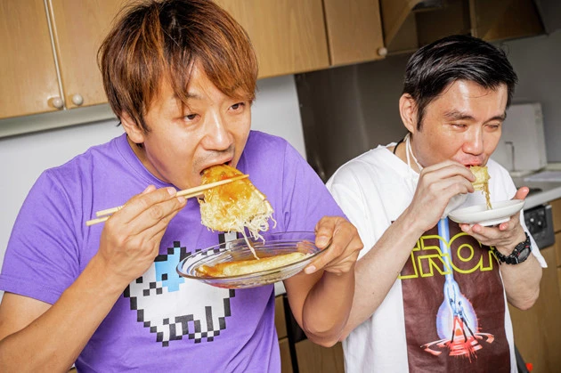 (5)激ウマ! 焼き上がったら食器に盛りつけ、あんかけ状にしためんつゆをたっぷりかけてアツアツのうちに食べよう。表面はパリパリなのにフワッとした優しい食感とバターの風味が絶品!