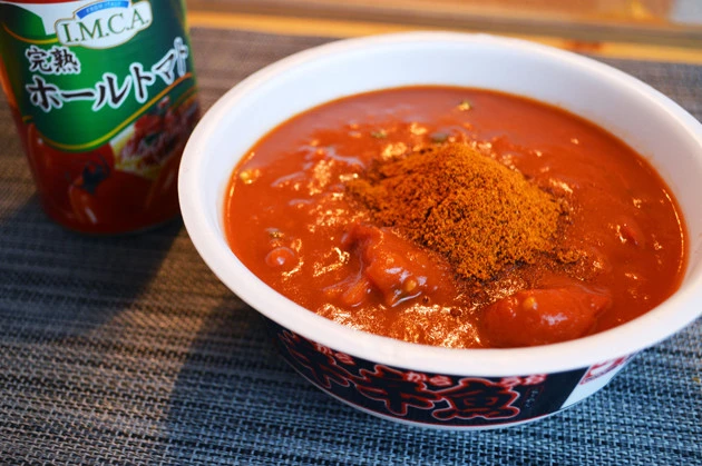 【B級フード研究家・野島慎一郎のバカレシピ】話題の"激辛トマト味"インスパイア!「限界突破! トマト辛辛魚」