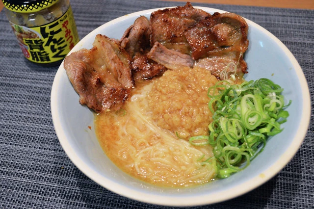 【B級フード研究家・野島慎一郎のバカレシピ】低糖質なとうふ麺をガッツリ仕様に! 話題の調味料「にんにく背脂」でアブラもニンニクもマシマシ!「背脂マシマシ! とうふ麺まぜそば」