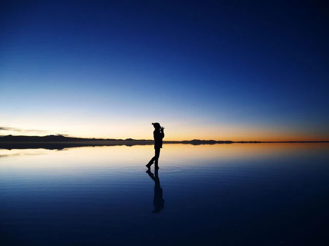 朝日が昇り始めるウユニ塩湖