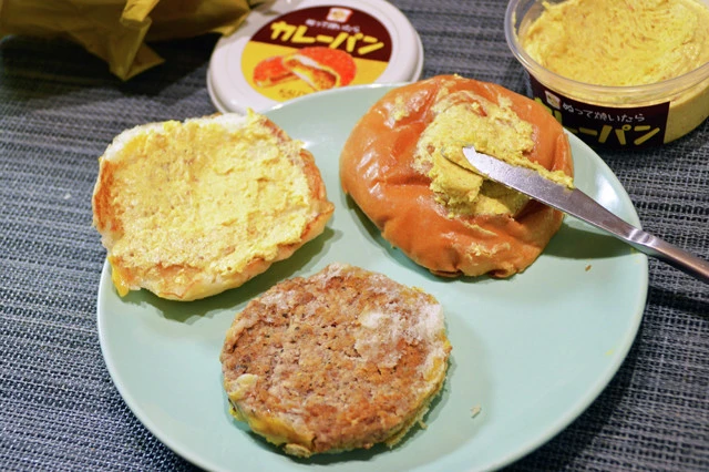 (1)塗る! 絶品チーズバーガーを解体し、バンズに「食パンにぬって焼いたらカレーパン」を塗る。バーガーが冷えているとチーズが固まって解体しにくいので、事前に軽くレンチンしよう