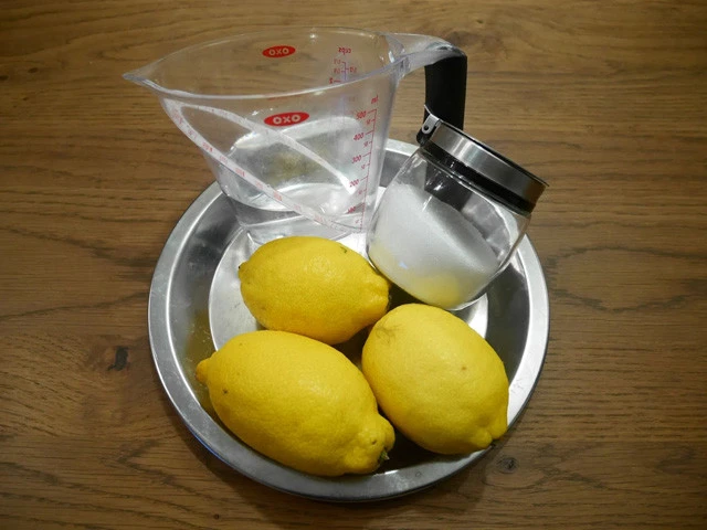 材料は水、レモン、砂糖の３つだけ！