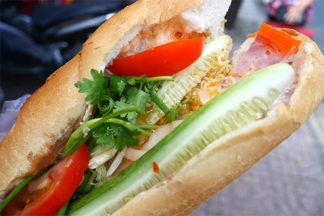 屋台のバインミー。店によって具が異なる