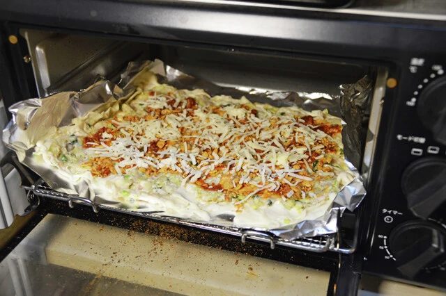 （４）焼く！　さらに（３）にとろけるチーズを振りかけたら、形が崩れないように気をつけながらトースターに入れてチーズがとろけるまで焼く。食べやすいサイズにカットして召し上がれ！