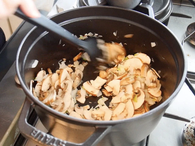 ４．ニンニクやねぎの香りが立ってきたら、マッシュルームを加え軽く和える。