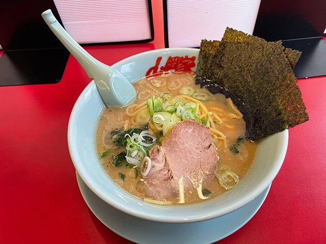 山岡家の代表メニューである「醤油ラーメン」。各店舗で4日かけてとんこつを炊いたスープをベースとした濃厚な味わいが特徴的で、全国に熱心なファンを持つ