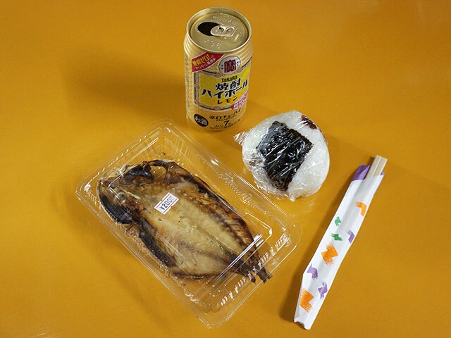 テーブルの黄色とあいまって、まるでポップアートのような光景