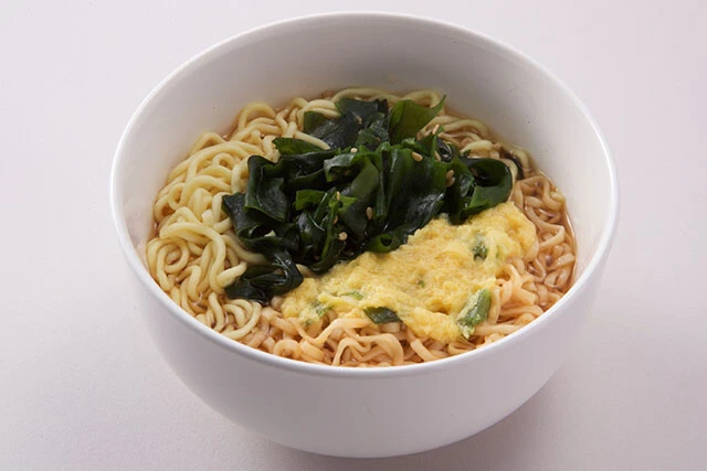チキンラーメンに醤油のコクがプラスされる