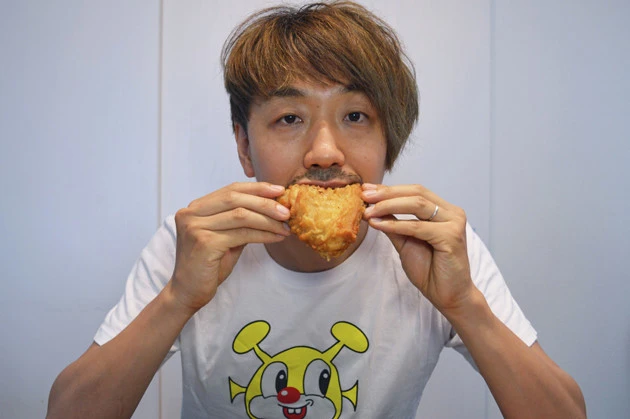 (1)チキン! ケンタッキーフライドチキンのオリジナルチキンを食べるところから調理はスタート。肉はしっかり食べ尽くし、きれいな状態の骨を用意することを心がけよう