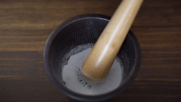 コーラの再現ではカフェインの錠剤を粉末状にして使用。分量を誤り中毒になりかけるというヤバすぎるシーンも......。再現は常に命がけ!