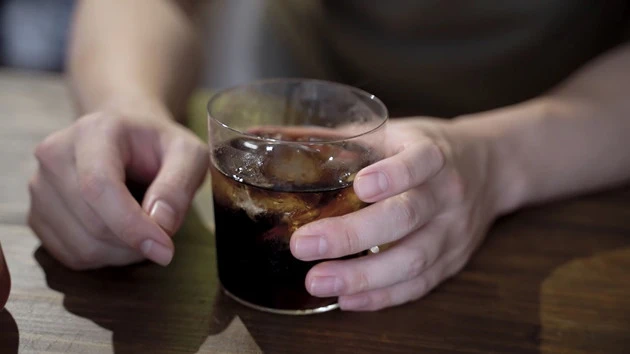 本物のコーラと飲み比べても甘さや炭酸の強度など、誤差を感じないレベルでの再現に成功。完成するまでになんと4kgもの砂糖を消費!!