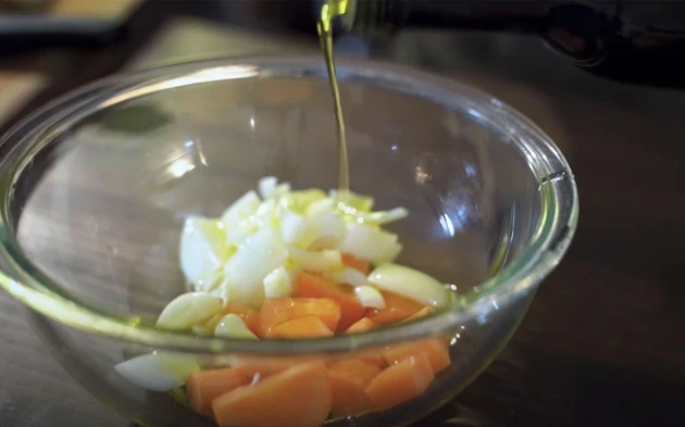 キモとなるのはアンチョビとガーリック。そのほか野菜やゴマなど計15種類の食材を使用する。詳細は動画の概要欄をチェック!