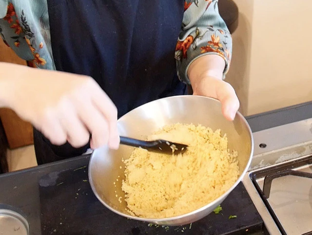 ７．クスクスが蒸されたら全体を混ぜほぐす。（まだ硬ければ熱湯を追加しさらに蒸らす）