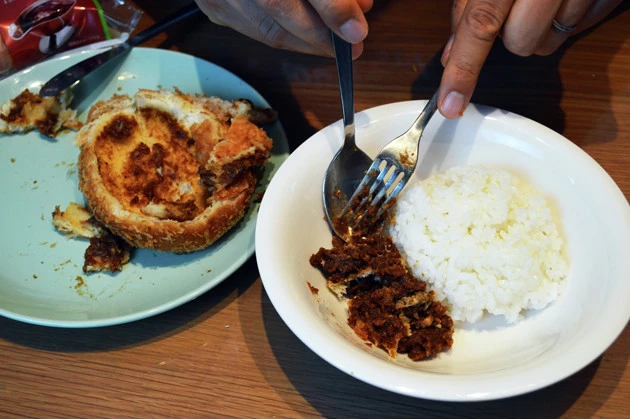 (1)摘出! ファミマ・ザ・カレーパンを横から真っ二つに切り開き、中身のカレールウを取り出してご飯に添える。ここでは加熱せず、食べる直前に電子レンジでまとめて温めよう