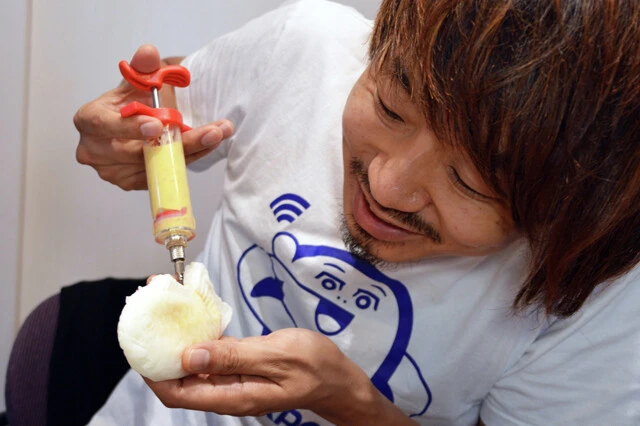 (3)注射! 白いたい焼きの生地のつなぎ目には小さな隙間がある。その穴を見つけたらそこに注射針を刺して(1)を注入しよう。針の向きを変えながら注入することで均等に膨らませられる