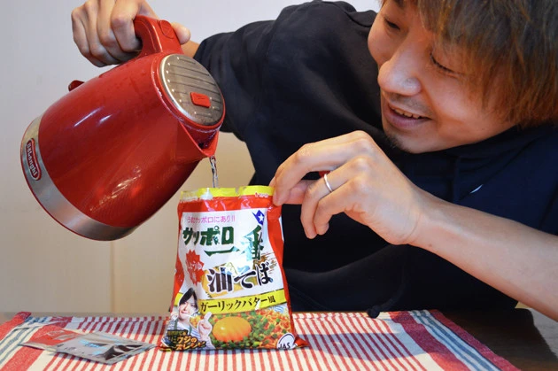 (2)熱湯! 袋からスープを取り出し、中に熱湯を注ぐ。1~2分待ち、麺がある程度軟らかくなったらざるで湯切りしよう。やけどには要注意。心配なら鍋や食器に移してから熱湯を注ぐこと