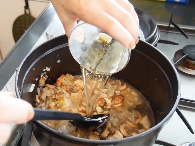 ６．コンソメスープと塩胡椒を加え蓋をし、５～１０分煮る。