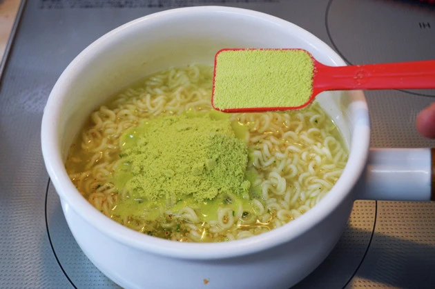 (3)粉末! さらに抹茶プロテインを投入してよく混ぜる。量は付属のスプーン2杯程度がオススメ。投入量を増やせば当然タンパク質も増えるが、甘みも増すので味見をしながら試すこと