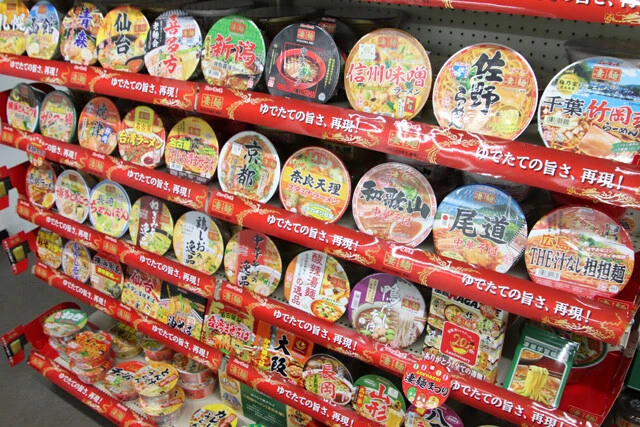 ２００１年の発売以来、ラーメンでは「ご当地シリーズ」に「逸品シリーズ」などを加えた２８種類を展開する「凄麺」