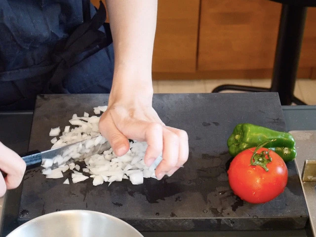 ８．お肉を常温に戻している間に、モーリョソースを作る。ピーマン、トマト、玉ねぎをみじん切り。