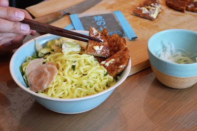 (3)盛る! 麺を食器に盛ったらカットした肉やネギ、レタスなどを添える。つけ汁はスープを通常の半量程度のお湯で薄めて作ればOK。肉をつけ汁に浸し、麺と一緒にすすれば激ウマだ!