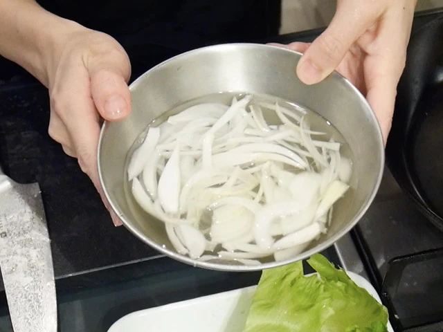 ５．玉ねぎをスライスして水でさらしておく。酢を入れると辛味が抜けやすい（分量外）。