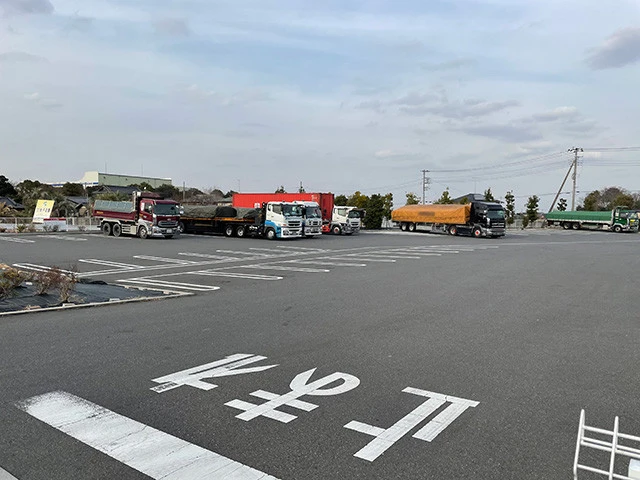 大型トラックのドライバーが利用しやすいように、ロードサイドにある山岡家の駐車場はほかのチェーン店に比して広い敷地を確保している