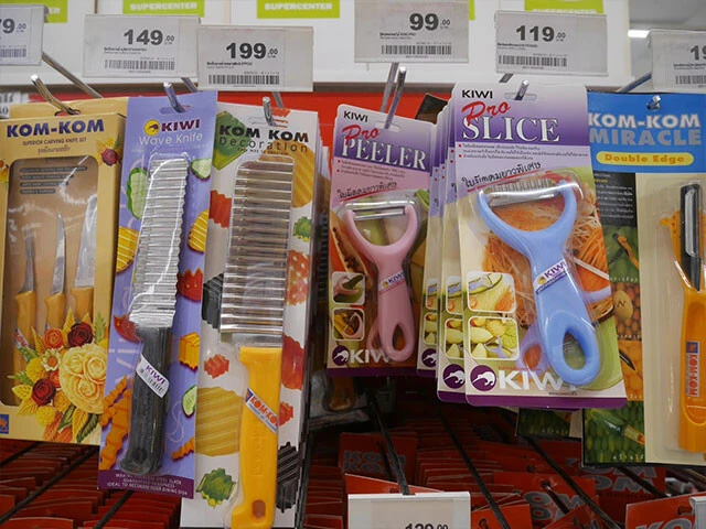 タイのスーパーにはソムタム用ピーラーがズラリ