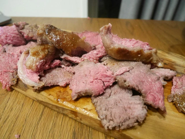 削ぎ切りされた肉たち。こちらは焼き加減成功のパターンです