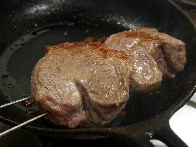 １２．まず裏表の表面に焼き色が付くくらい焼く。お肉がぷっくり膨らんできます。