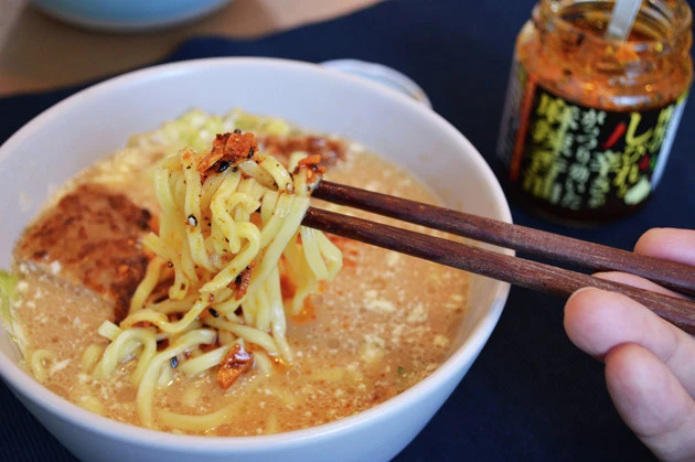 (5)カスタム! てりやきマヨの効果でつけ汁は濃厚マイルドな味になるため、お好みで酸味や辛味を足してカスタムするのがベスト。桃屋の麻辣香油を垂らすと一気に味が決まってオススメだ!