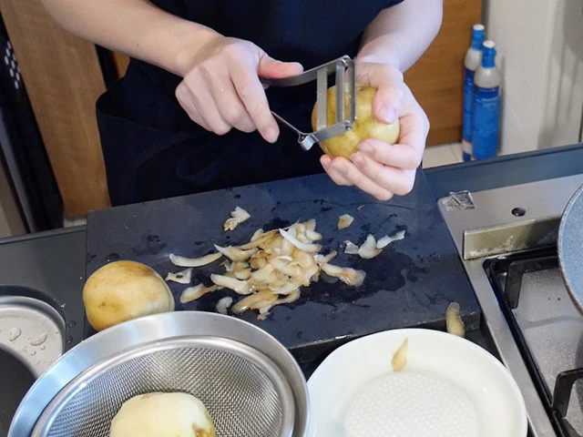 1.じゃがいもを洗って皮を剥く。