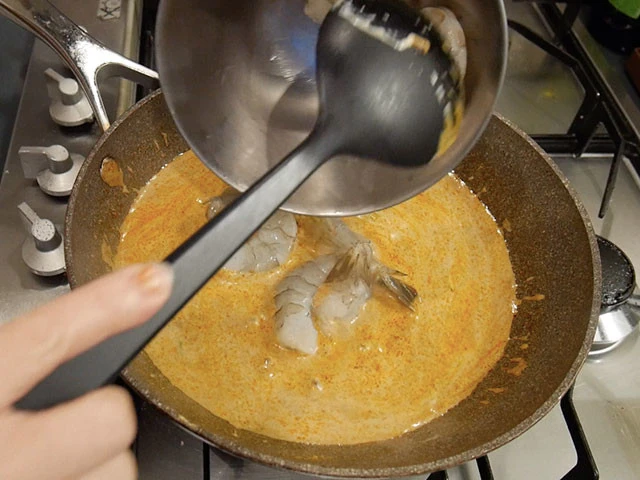 ４．エビを入れて炒め煮する。