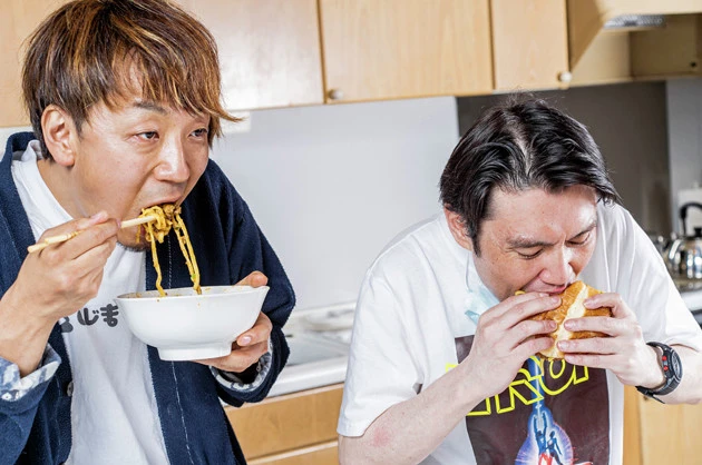 (5)激ウマ! あとは限界まで口を広げて豪快に頬張ろう。余った麺はそのまま食べても絶品肉増しまぜそばとして堪能できる。一緒にファミチキバンズも買えばバーガーのお代わりも可能だ