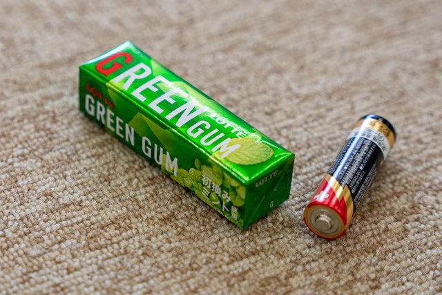 簡単に着火! ガム電池ライター ①ガムの包み紙と電池を用意