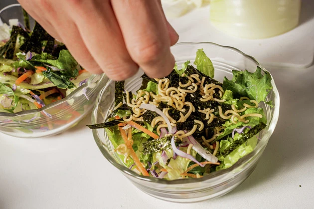 （１）サラダ！　ペヤングをハンマーで軽く砕き、レタスと白髪ネギの上から刻みのりと一緒に振りかける。仕上げにチョレギドレッシングであえれば完成。塩味がペヤング麺とマッチ！