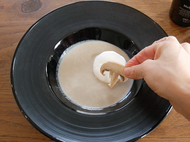 ミルクの泡を乗せてカプチーノ風に。マッシュルームの薄切りを飾るよ!