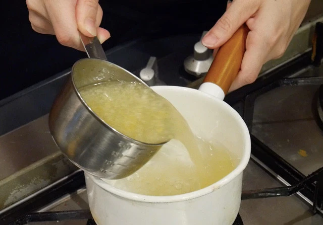 ４．冷めた砂糖水にレモン汁を加える。