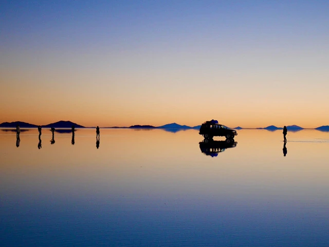 ウユニ塩湖の天地がひとつになる不思議な光景
