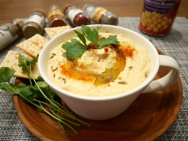 イタリアンパセリやスパイスでトッピングをしたら完成！