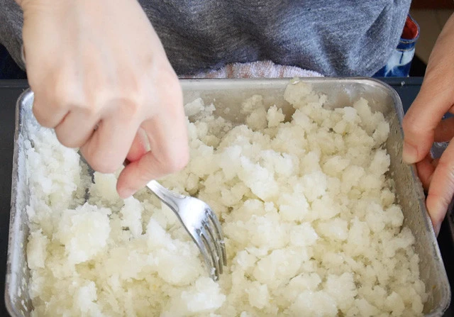 ８．凍らせてはかき混ぜるの作業を２、３回繰り返す。