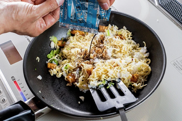 （２）炒める！　油を引いて熱したフライパンに（１）を入れ、ご飯と細かくカットしたいか天も投入して炒める。ソースとめちゃうま！ふりかけで味つけしたらそばめしの完成。この時点で超ウマ！